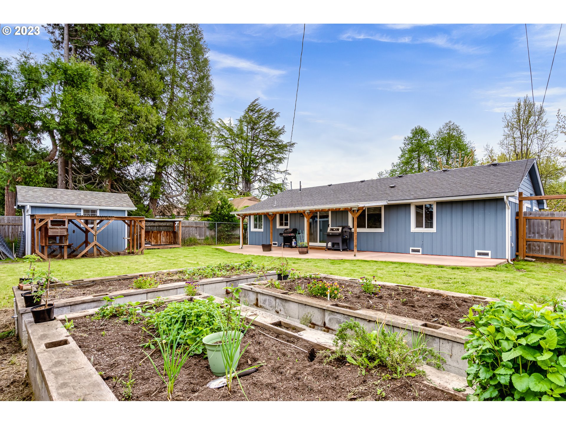 833 Elm Drive Eugene, OR 97404 - Photo 17 of 20 a front view of a house with garden