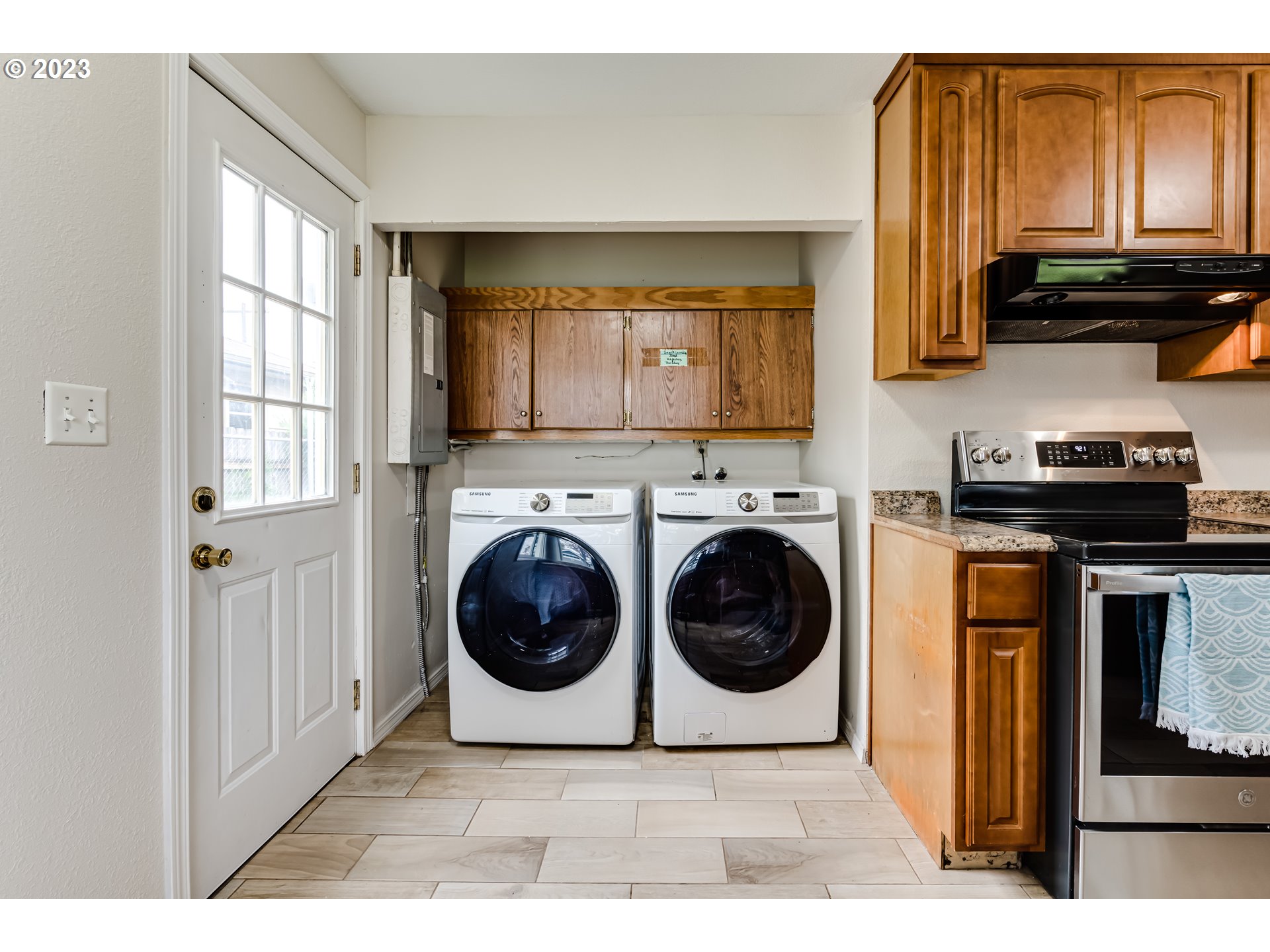 833 Elm Drive Eugene, OR 97404 - Photo 8 of 20 a utility room with sink dryer and washer