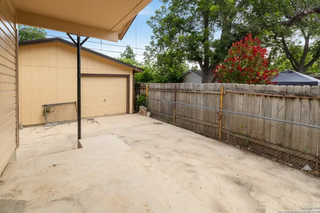 a view of a backyard