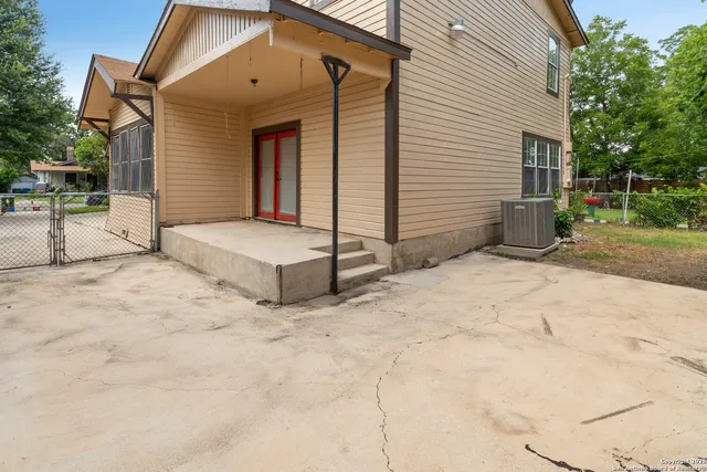 a view of a house with backyard and trees