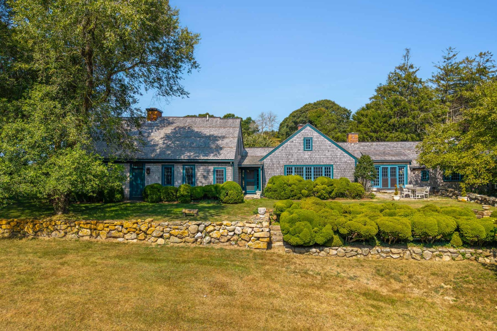 85 North Reservoir Road Vineyard Haven, MA 02568 - Photo 8 of 42 a front view of a house with a garden