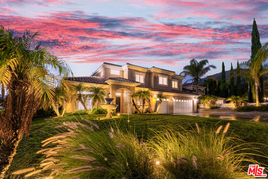 a view of a yard with a house