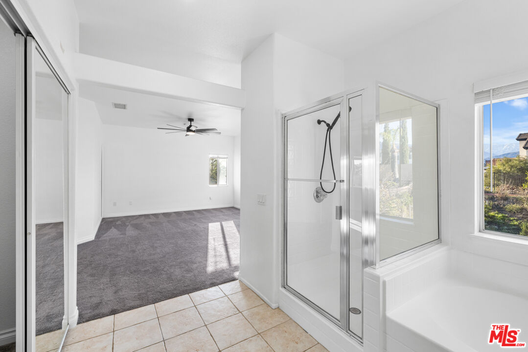 6758 Ridgeline Avenue San Bernardino, CA 92407 - Photo 29 of 67 a bathroom with a shower and a tub