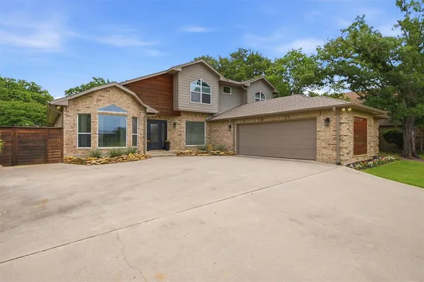 $750,000 | 219 Navajo Trail, Lake Kiowa, TX 76240