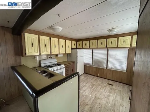 a kitchen that has a stove and a refrigerator