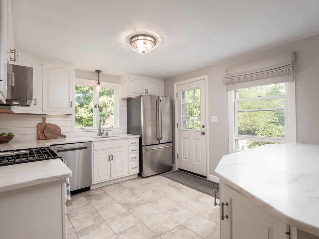 65 Locke Road Chelmsford, MA 01824 - Photo 6 of 42