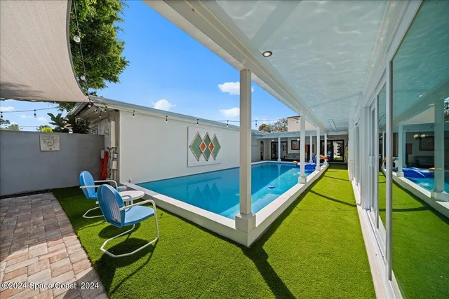 a view of a backyard