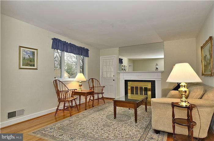 10014 Portland Road Silver Spring, MD 20901 - Photo 2 of 29 Living Room