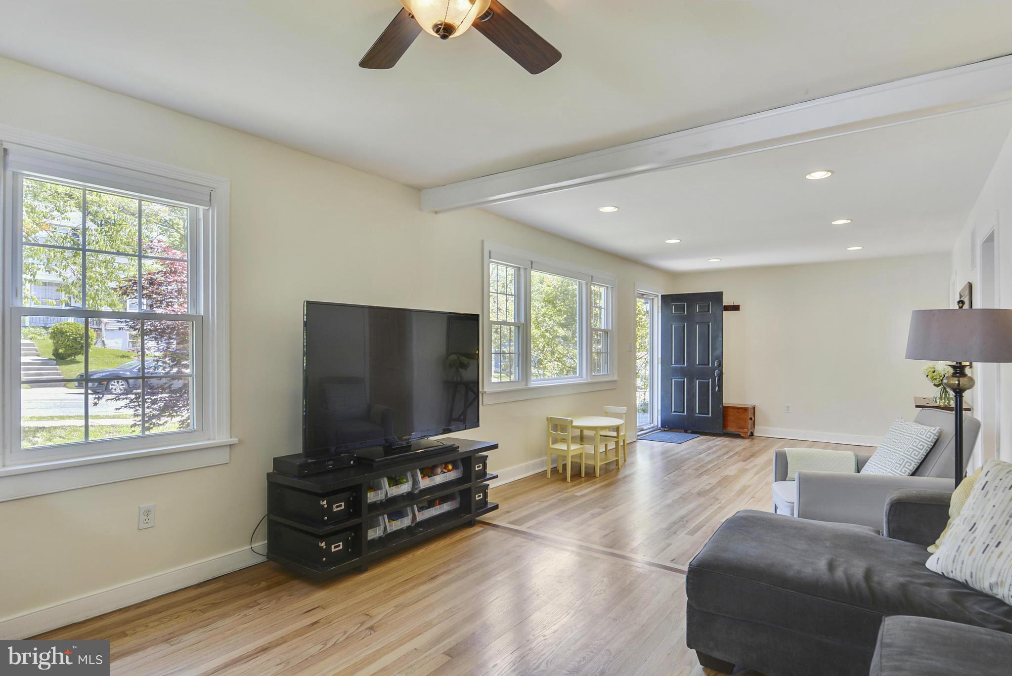 2710 Lindell Street Silver Spring, MD 20902 - Photo 6 of 30 Living Room
