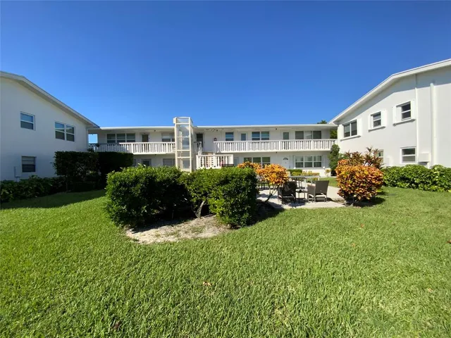 a view of a house with backyard