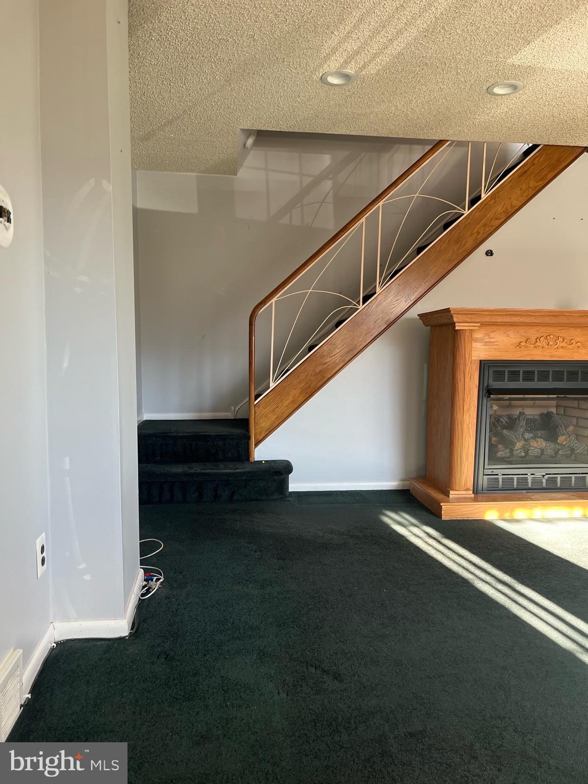 11818 Basile Road Philadelphia, PA 19154 - Photo 2 of 17 Foyer