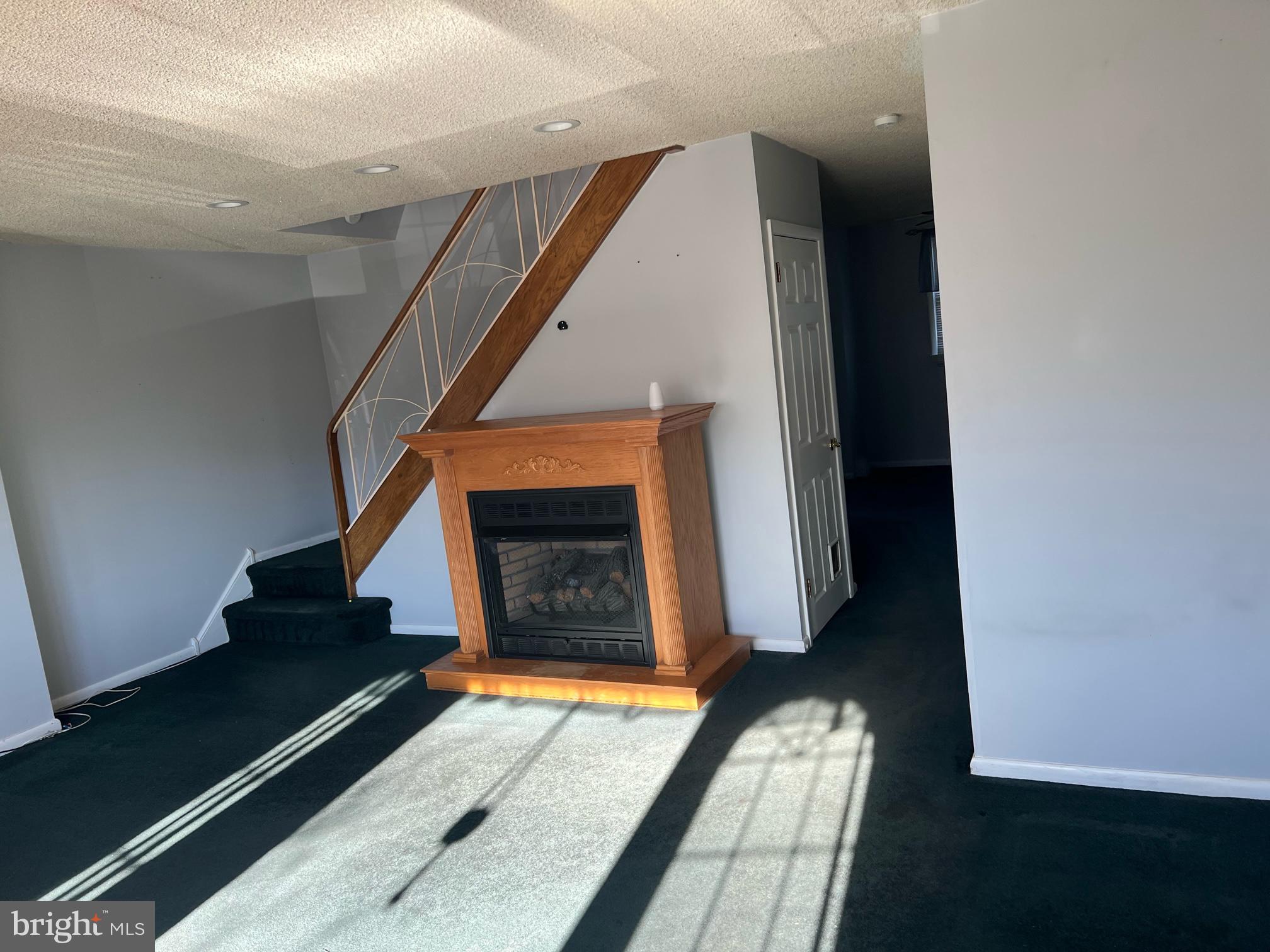 11818 Basile Road Philadelphia, PA 19154 - Photo 3 of 17 Living room