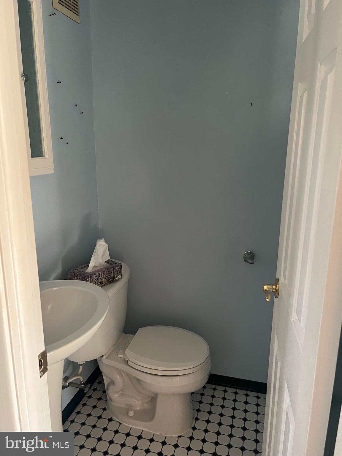 11818 Basile Road Philadelphia, PA 19154 - Photo 4 of 17 Powder Room