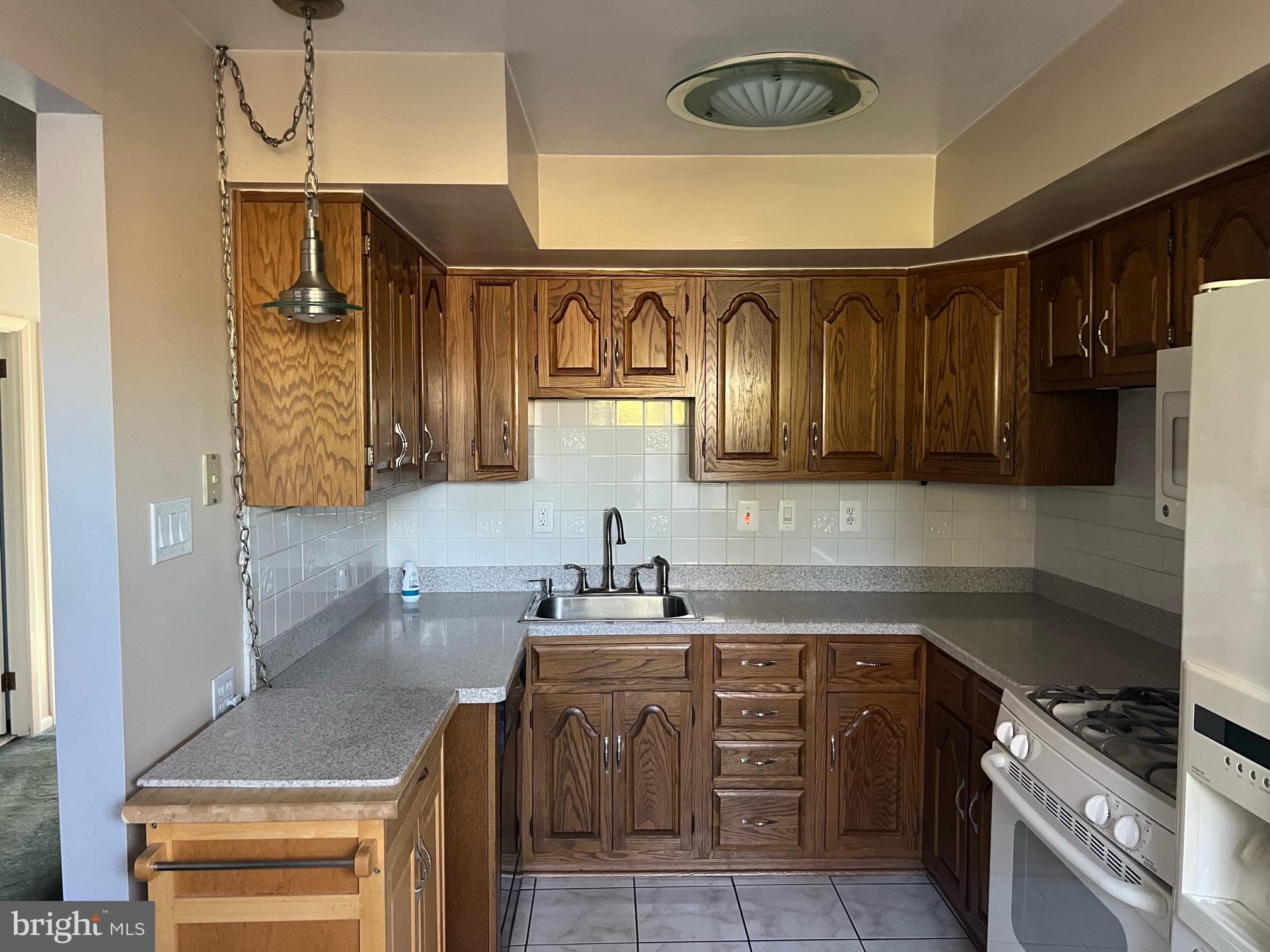 11818 Basile Road Philadelphia, PA 19154 - Photo 7 of 17 Kitchen