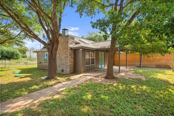$1,800 | 1601 West Lane, Unit A, Austin, TX 78732