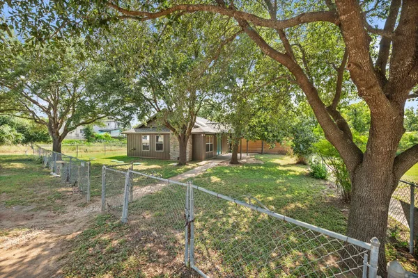 $1,800 | 1601 West Lane, Unit A, Austin, TX 78732
