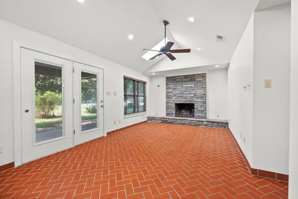 $1,800 | 1601 West Lane, Unit A, Austin, TX 78732