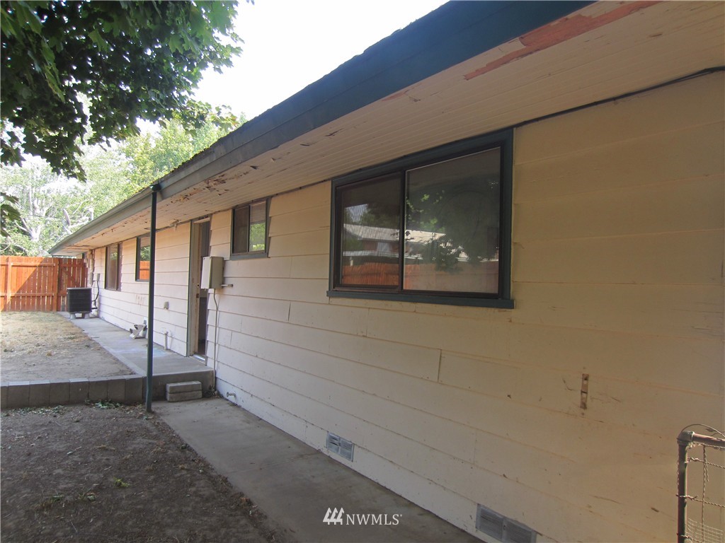 1433 Grant Road East Wenatchee, WA 98802 - Photo 4 of 19 Gallery Image 4