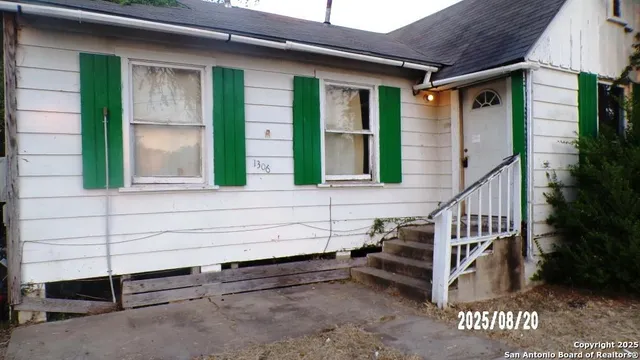 $875 | 1306 North Tyler Street, Beeville, TX 78102