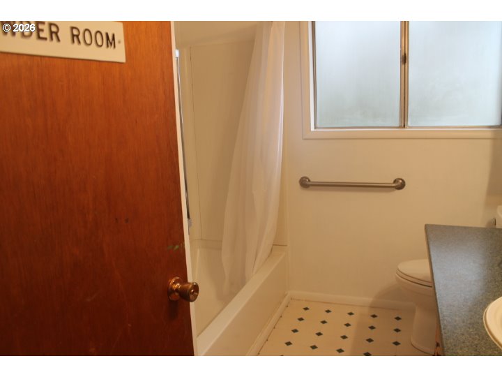 21620 Glaze Road Veneta, OR 97487 - Photo 15 of 36 a bathroom with a shower