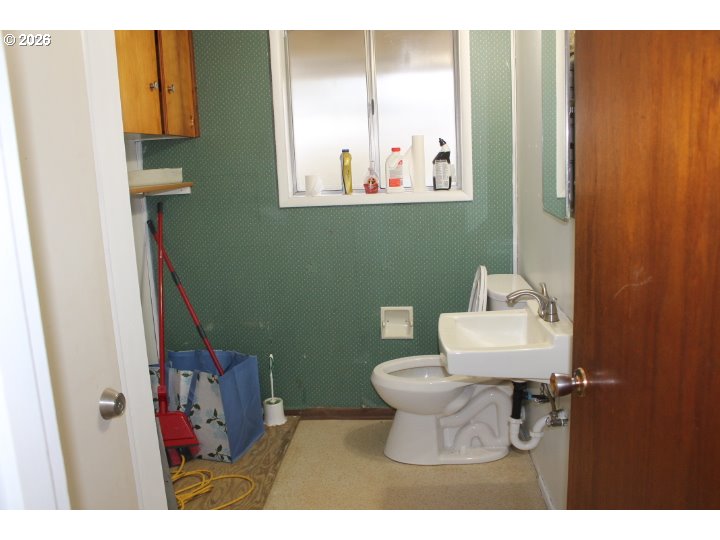 21620 Glaze Road Veneta, OR 97487 - Photo 16 of 36 a bathroom with a toilet sink and mirror