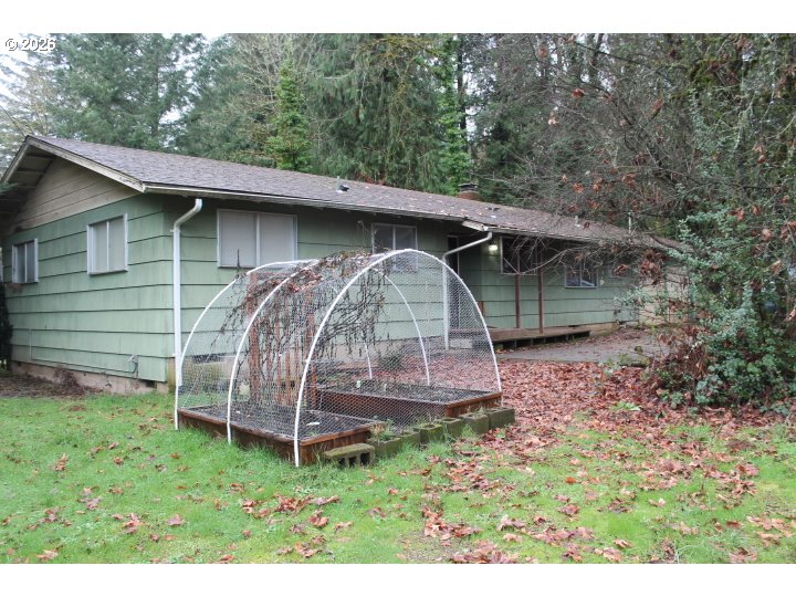 21620 Glaze Road Veneta, OR 97487 - Photo 2 of 36 a backyard of a house with lots of green space