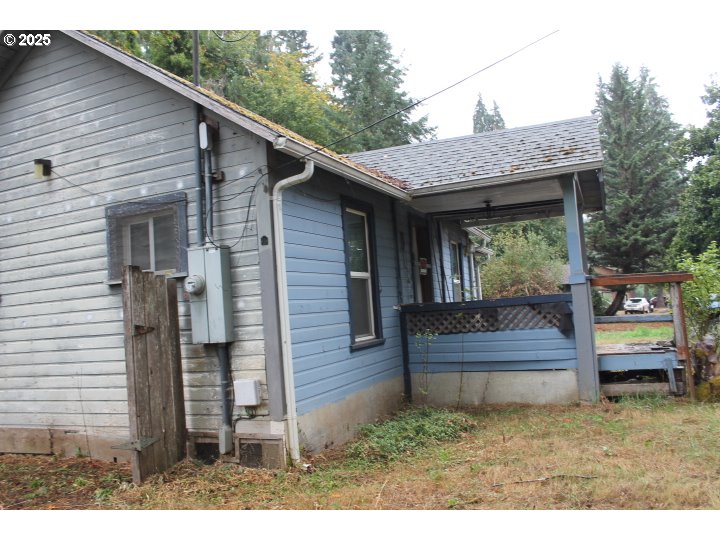 21620 Glaze Road Veneta, OR 97487 - Photo 26 of 36 a backyard of a house with wooden floor and outdoor seating