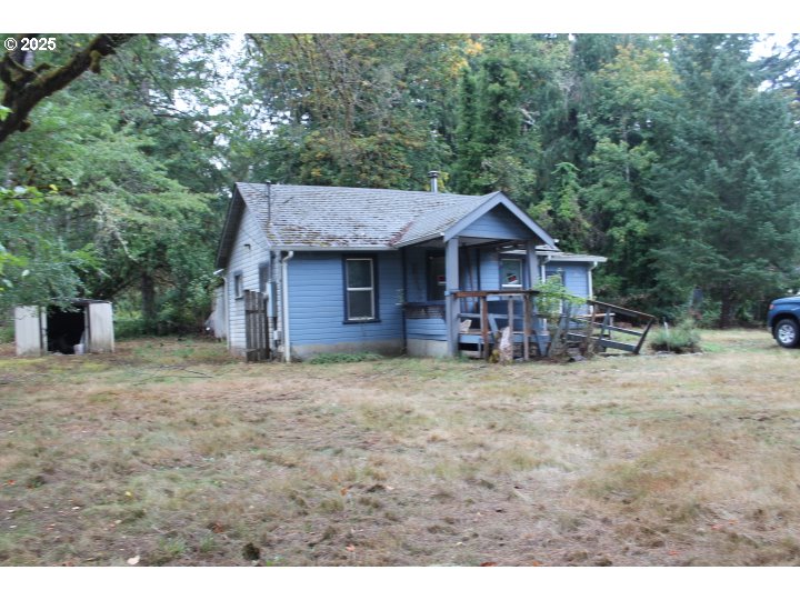 21620 Glaze Road Veneta, OR 97487 - Photo 27 of 36 a front view of a house with garden