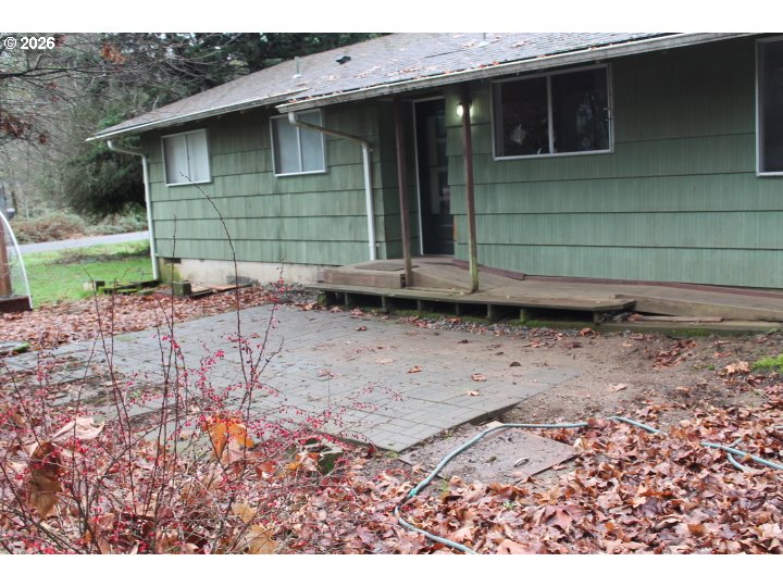 21620 Glaze Road Veneta, OR 97487 - Photo 3 of 36 a side view of a house with a yard