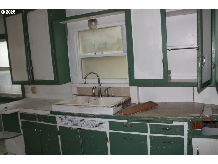 21620 Glaze Road Veneta, OR 97487 - Photo 33 of 36 a bathroom with a sink and a mirror