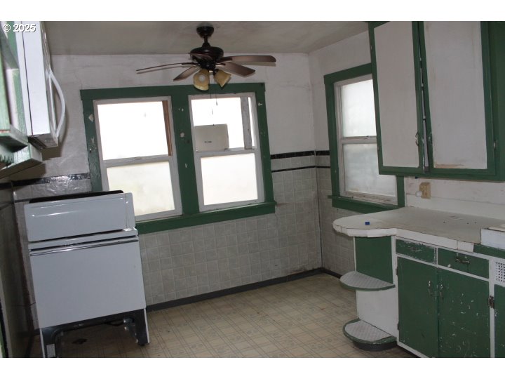21620 Glaze Road Veneta, OR 97487 - Photo 34 of 36 a bathroom with a sink toilet and mirror