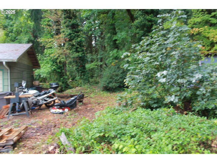 21620 Glaze Road Veneta, OR 97487 - Photo 4 of 36 a backyard of a house with table and chairs