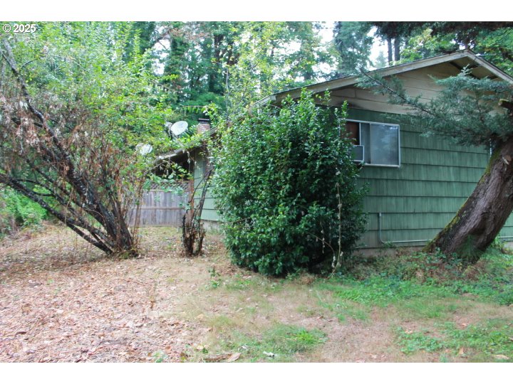 21620 Glaze Road Veneta, OR 97487 - Photo 6 of 36 a backyard of a house with lots of green space