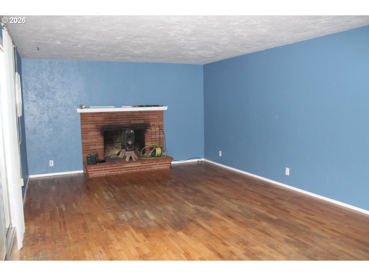 21620 Glaze Road Veneta, OR 97487 - Photo 7 of 36 a bedroom with a bed