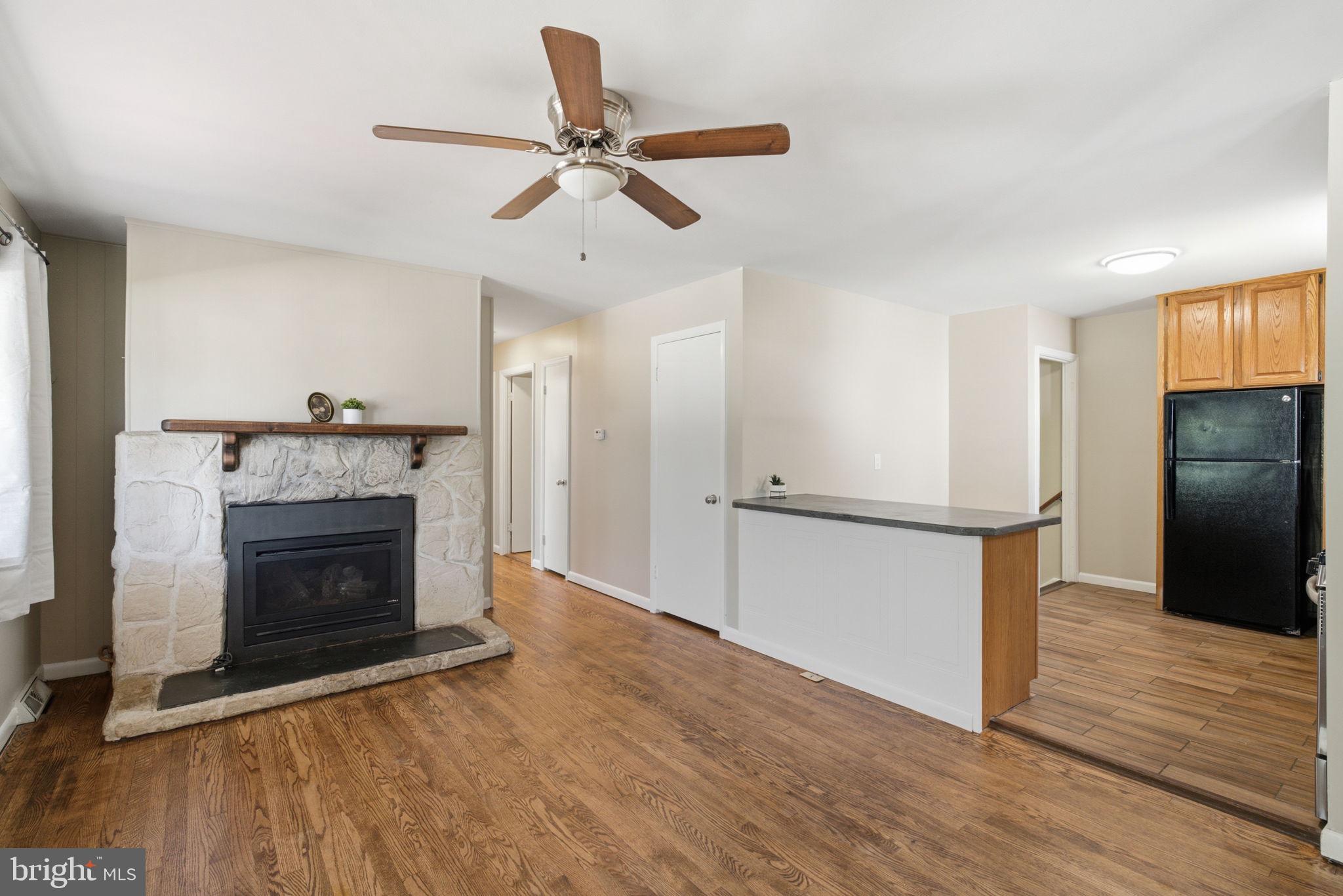 7852 Shellye Road Glen Burnie, MD 21060 - Photo 6 of 33 Living Room