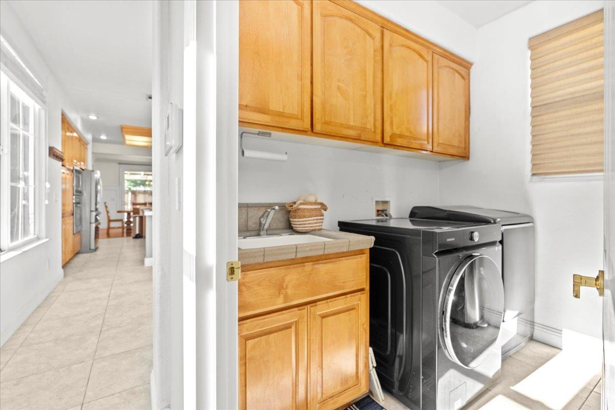 9168 Sipler Way Elk Grove, CA 95758 - Photo 27 of 35 a utility room with dryer and washer