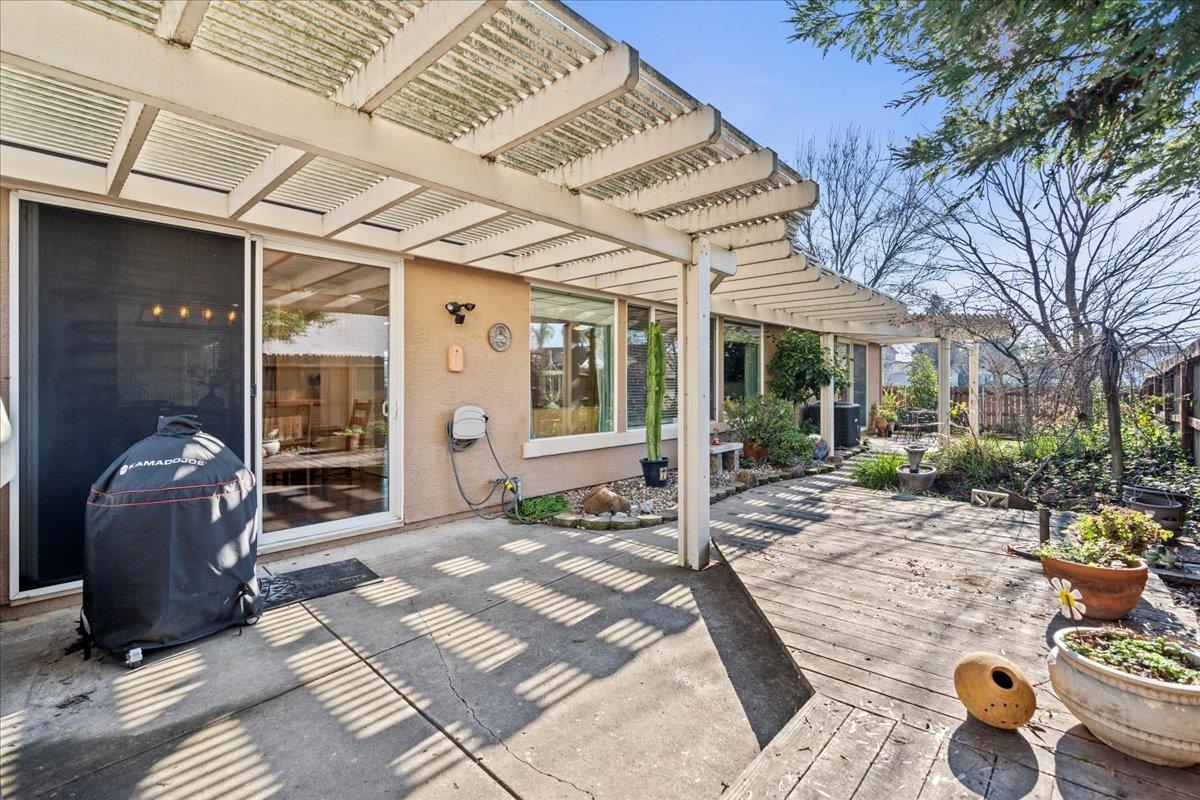 9168 Sipler Way Elk Grove, CA 95758 - Photo 29 of 35 a building outdoor space with patio furniture and potted plants