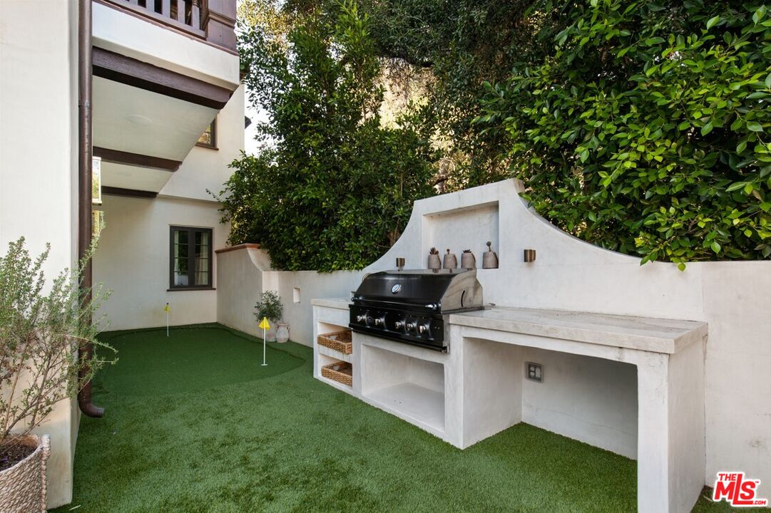 1436 Ethel Street Glendale, CA 91207 - Photo 45 of 47 a white building with a outdoor space