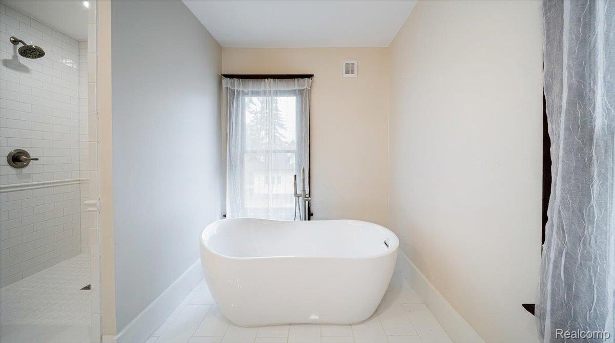 438 North Bailey Street Romeo, MI 48065 - Photo 14 of 32 14-2nd Floor Master Bath 2.jpg