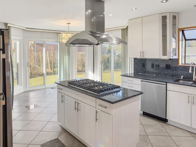 $6,450 | 3320 Lakewood Court, Glenview, IL 60026