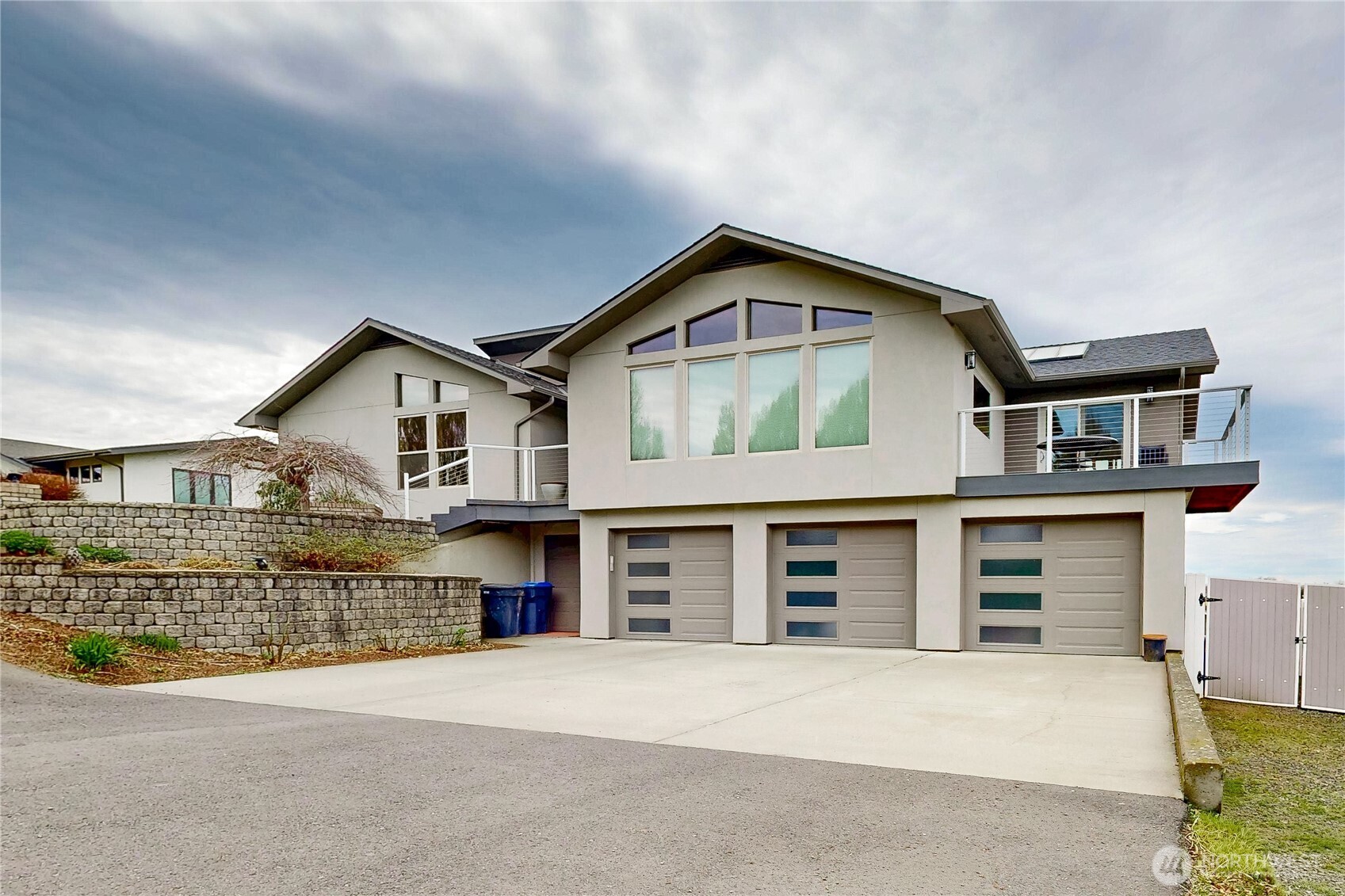 2425 Country Club Road Walla Walla, WA 99362 - Photo 39 of 39 a front view of a house with a yard and garage