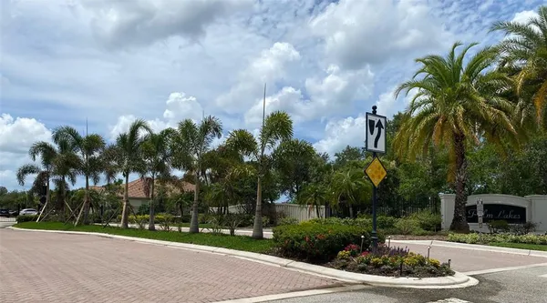 $349,900 | 3220 78th Avenue East, Sarasota, FL 34243