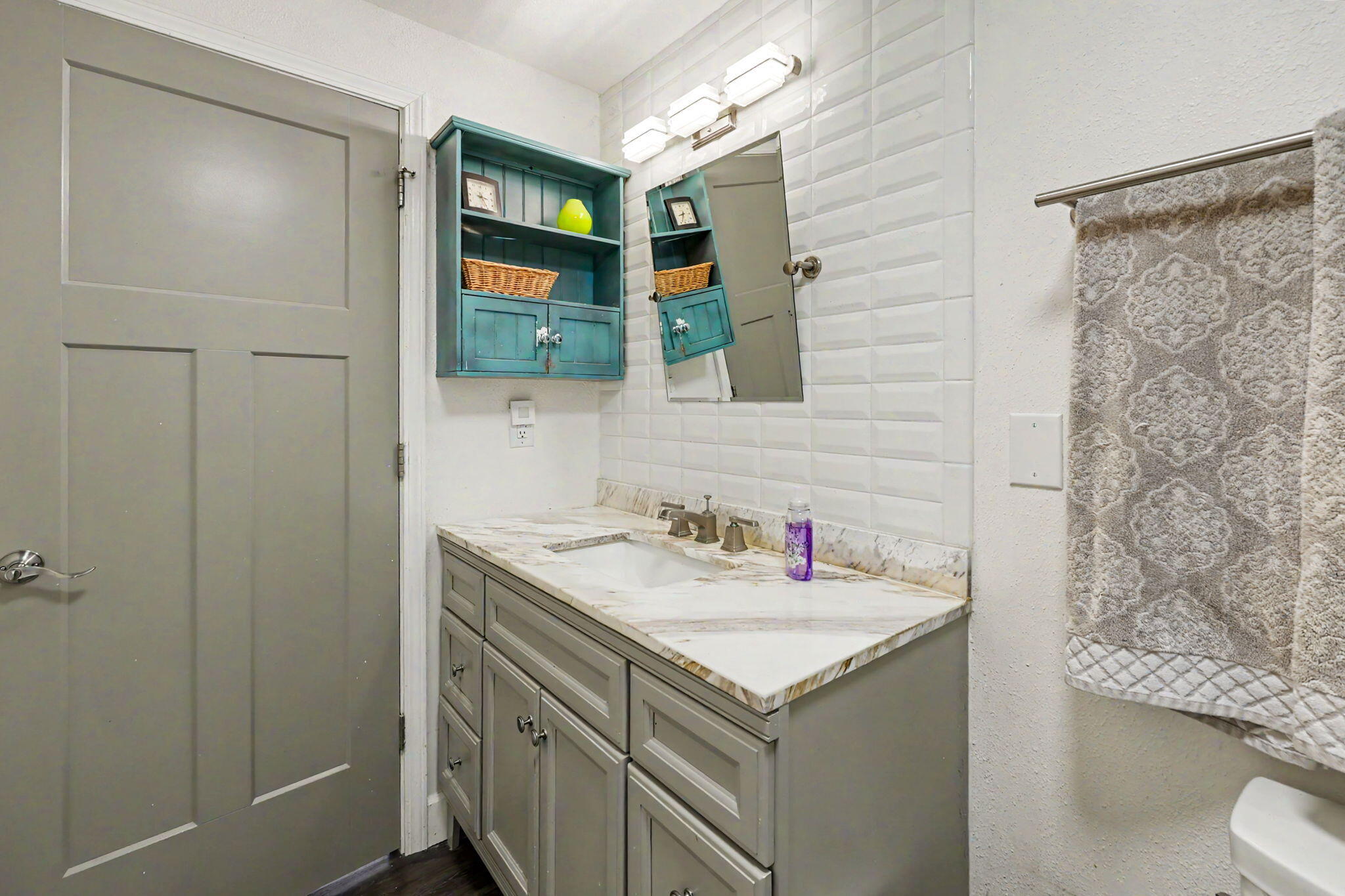 145 Highway 234 Eagle Point, OR 97524 - Photo 18 of 43 a bathroom with a sink and a mirror