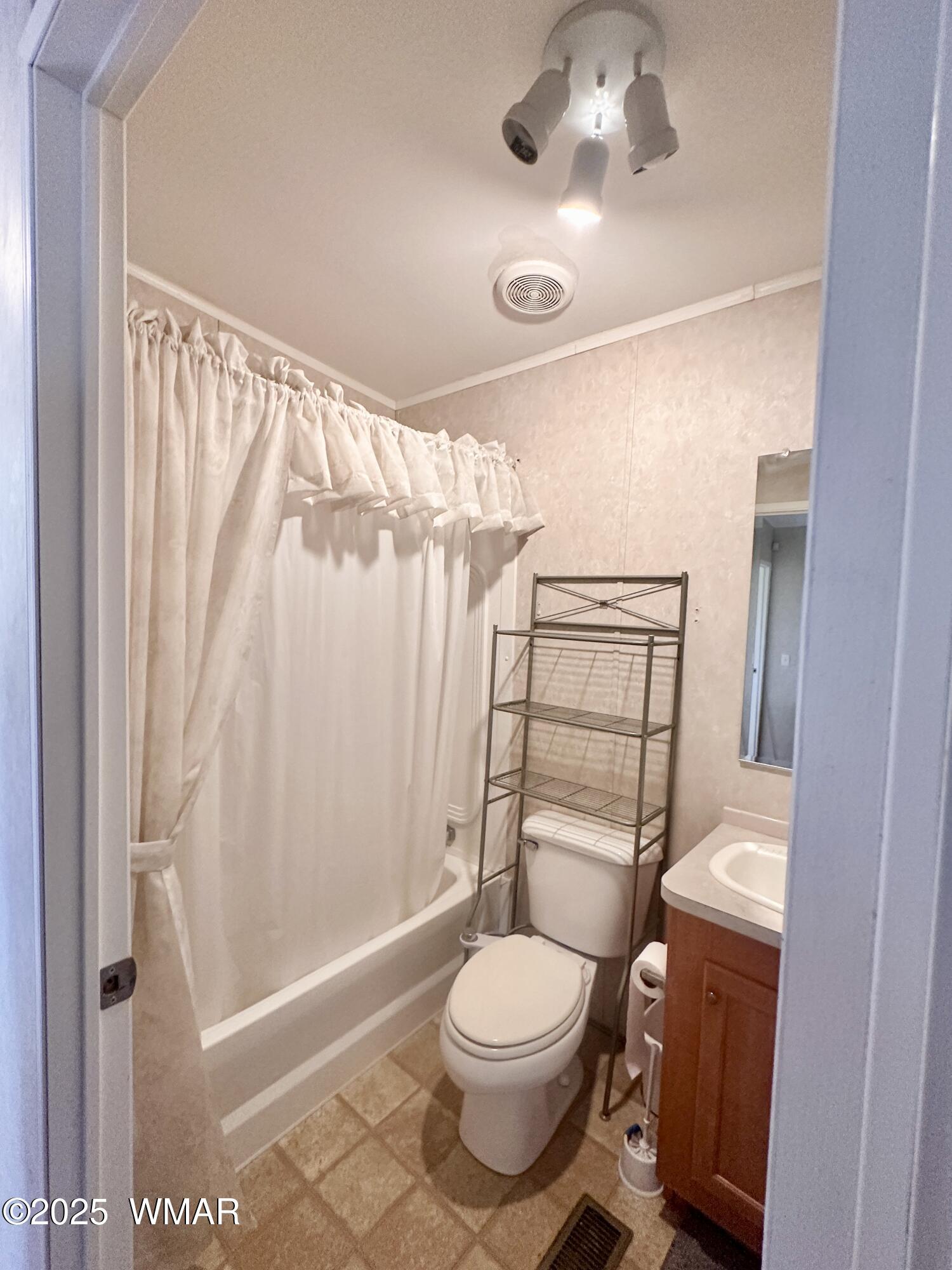 52 County Road Concho, AZ 85924 - Photo 22 of 33 HALL BATHROM