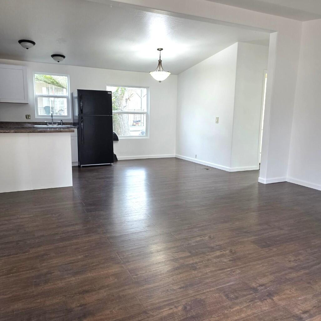 939 South Valley View Road, Unit 10 Ashland, OR 97520 - Photo 4 of 13 20260108_133217