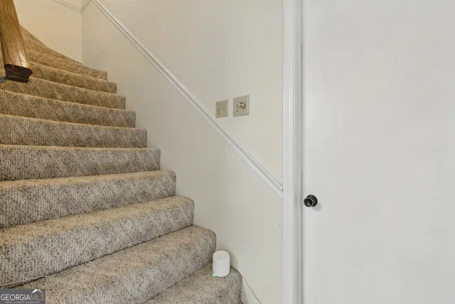 a view of entryway with white walls