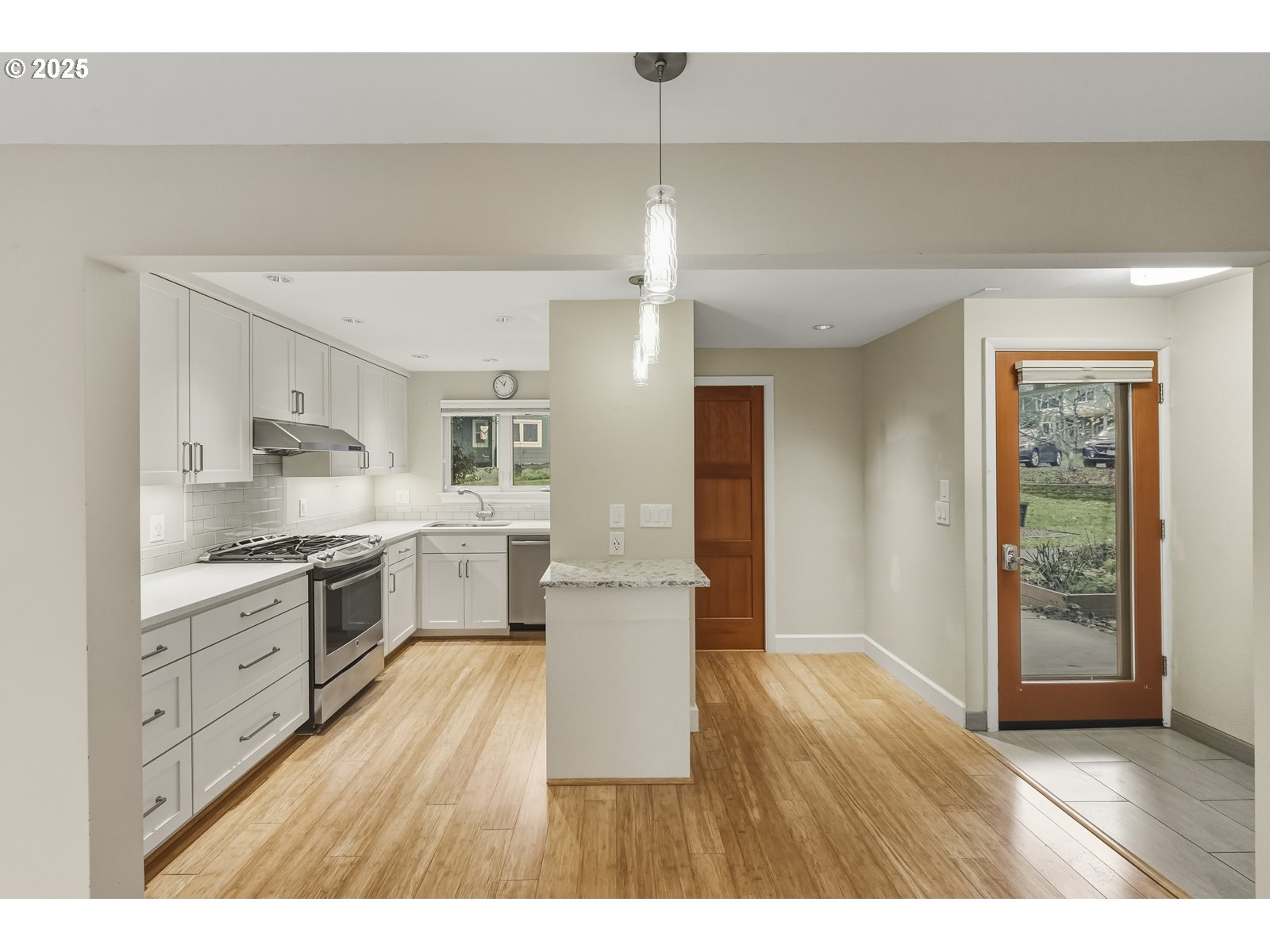 4387 Southwest 94th Avenue Portland, OR 97225 - Photo 4 of 48