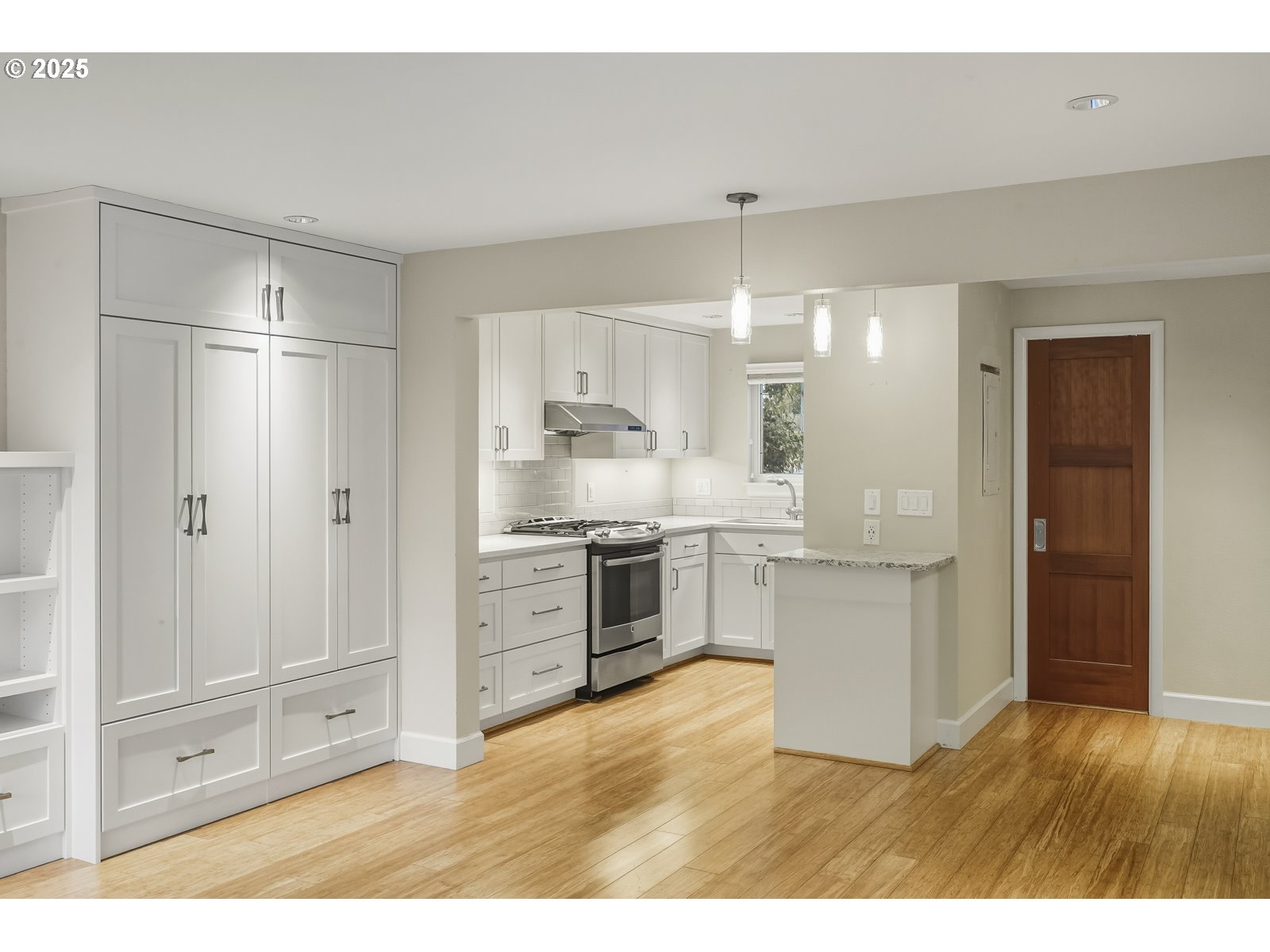 4387 Southwest 94th Avenue Portland, OR 97225 - Photo 6 of 48