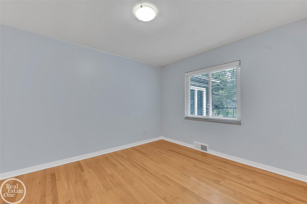 860 Shoreham Road Grosse Pointe Woods, MI 48236 - Photo 12 of 43