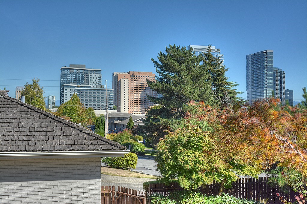 1005 Belfair Road Bellevue, WA 98004 - Photo 2 of 17